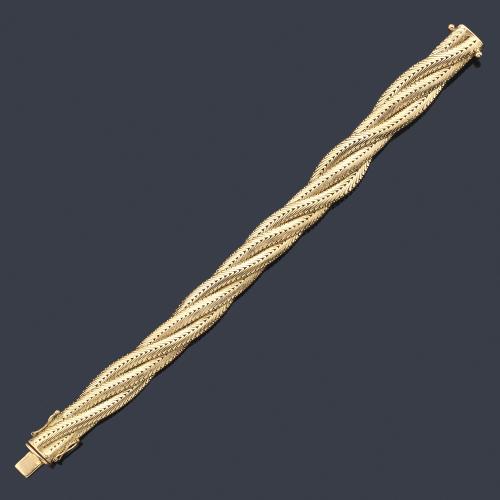 Pulsera con tres hilos con diseño de espiga entrelazados en montura de oro amarillo de 18K.