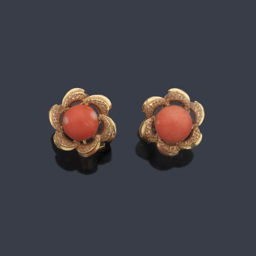  Pendientes cortos con dos motivos esféricos de coral con orla ondulada en oro amarillo de 18K.