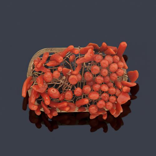  Broche con piezas de coral rojo con diseño de cestillo en montura de oro amarillo de 18K.