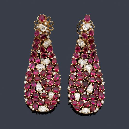  Pendientes largos con diseño en forma de gota con cuajado de rubíes talla perilla y oval de aprox. 19,36 ct en total salpicado con diamantes talla brillante, oval y perilla 'fancy yellow' de aprox. 4,93 ct.