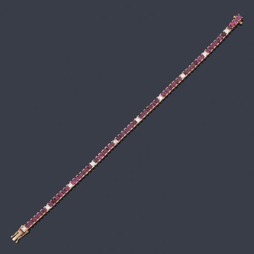  Pulsera rivière con rubíes calibrados de aprox. 8,00 ct en total con diamantes talla princesa de aprox. 1,10 ct en total.