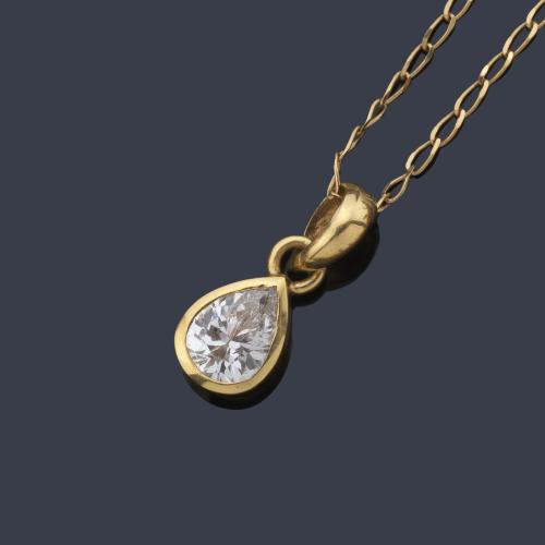  Colgante con diamante talla perilla de aprox. 0,55 ct en montura y cadena de oro amarillo de 18K.