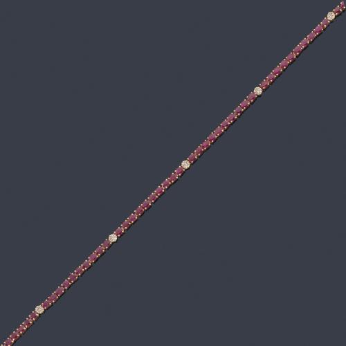  Collar con rubíes talla oval de aprox. 18,00 ct en total y motivos de rosetón con brillantes.
