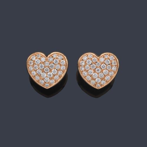  Pendientes cortos con diseño en forma de corazón con pavé de brillantes de aprox. 0,80 ct en total.