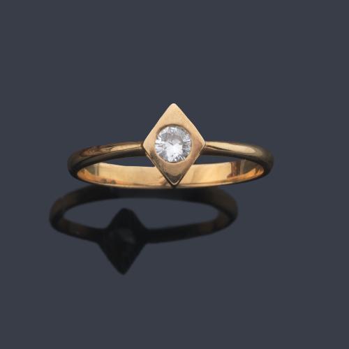 Anillo con brillante de aprox. 0,15 ct sobre motivo en forma de rombo en montura de oro amarillo de 18K.