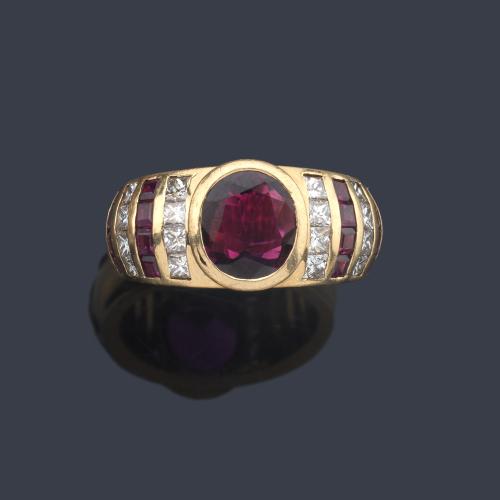  Anillo con rubí central talla oval de aprox. 2,70 ct con bandas de diamantes talla princesa y rubí calibrado.