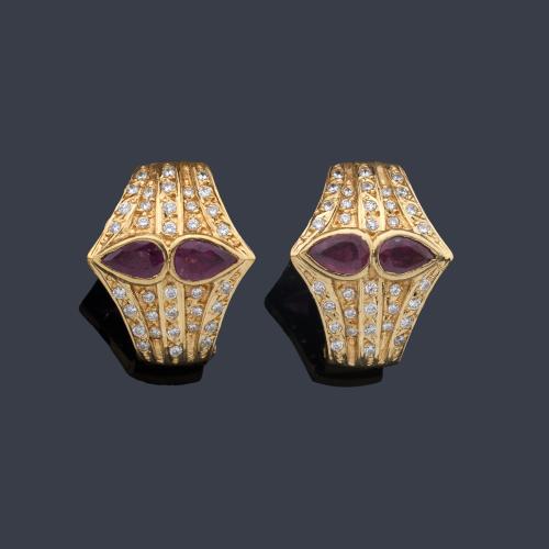 Pendientes estilo criolla con rubíes talla perilla y brillantes de aprox. 0,75 ct en total.
