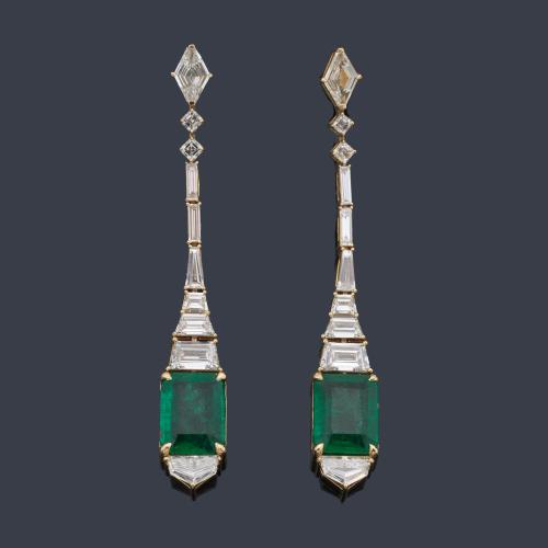  Pendientes largos con pareja de esmeraldas de aprox. 4,32 ct y banda de diamantes talla trapecio, baguette y fantasía de aprox. 2,92 ct en total.