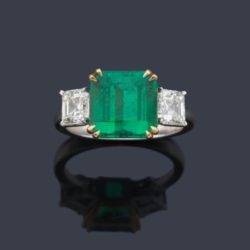  Anillo con esmeralda central de aprox. 3,86 ct con dos diamantes talla carré de aprox. 1,40 ct en total.