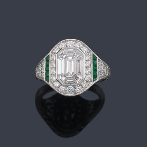  Anillo estilo 'art decó' con centro de diamantes talla baguette y trapecio y bandas de brillantes de aprox. 1,30 ct en total.