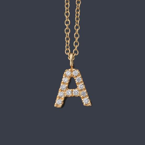 Colgante con la letra 'A' con brillantes de aprox. 0,05 ct en total.