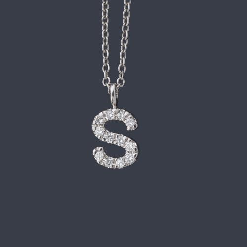 Colgante con la letra 'S' con brillantes de aprox. 0,06 ct en total.