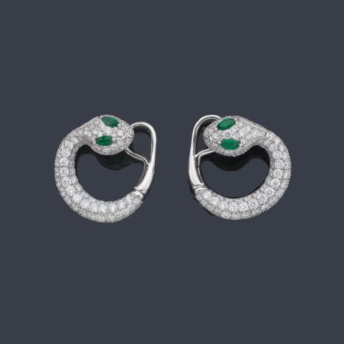  Pendientes con diseño de serpiente con brillantes de aprox. 3,25 ct en total y esmeraldas talla marquís de aprox. 0,25 ct.