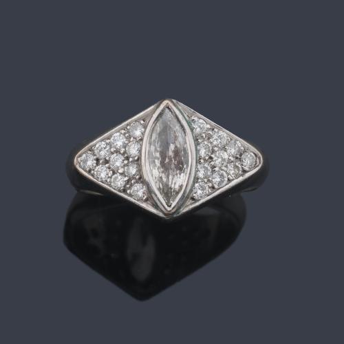  Anillo con diamante central talla marquís de aprox. 0,60 ct con pavé de brillantes en ambos lados.