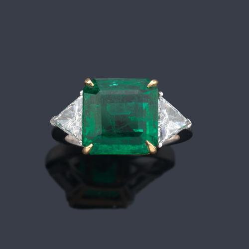  Anillo con esmeralda central de aprox. 6,71 ct con dos diamantes talla triángulo de aprox. 0,90 ct en total.
