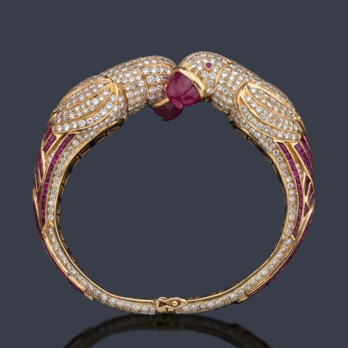  Pulsera rígida con motivos de dos guacamayos con rubíes calibrados de aprox. 5,04 ct en total y pavé de brillantes de aprox. 12,00 ct en total.