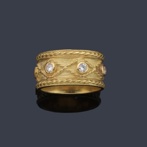  Anillo con brillantes engastados en chatón con decoración de cordoncillo en oro amarillo de 18K.