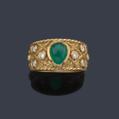  Anillo con esmeralda talla cabujón salpicado con brillantes engastados en chatón.
