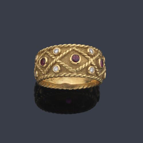 Anillo con rubíes y brillantes con decoración de cordoncillo en montura de oro amarillo de 18K.