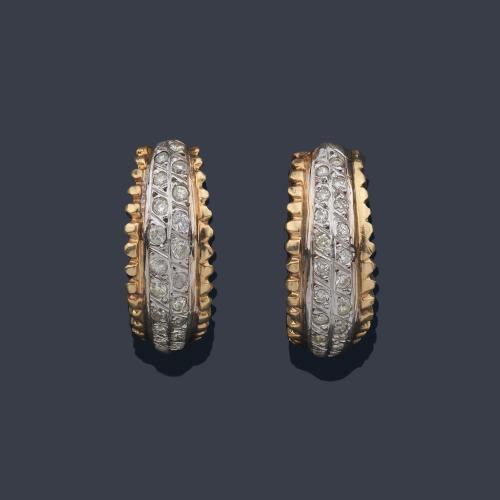 Criollas con pavé central de brillantes en montura de oro amarillo de 14K y detalle en oro blanco.