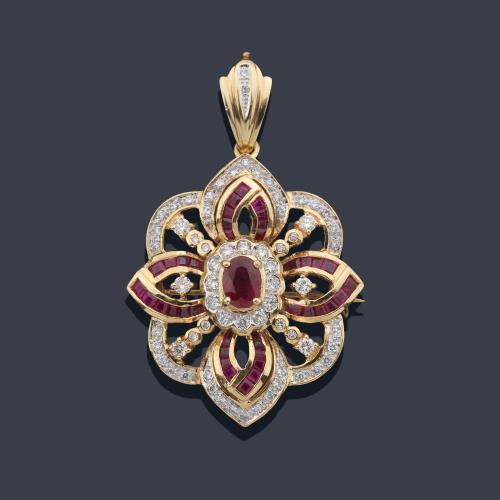  Colgante en forma de rosetón con rubíes talla oval de aprox. 2,00 ct con orla de brillantitos.