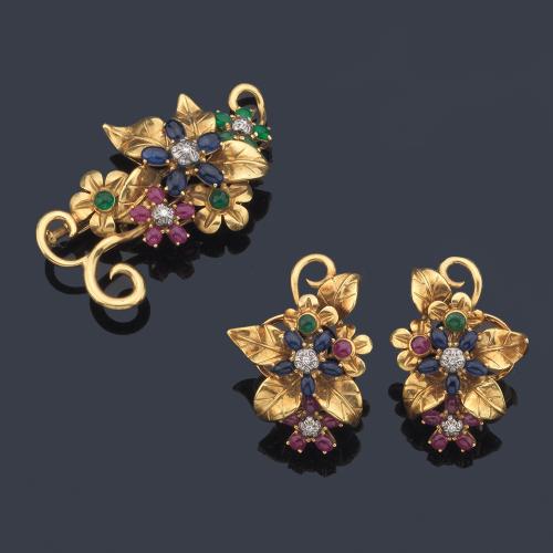  Broche y pendientes largos con 'bouquet floral' con rubíes, zafiros y esmeraldas con brillantes. Años '60.