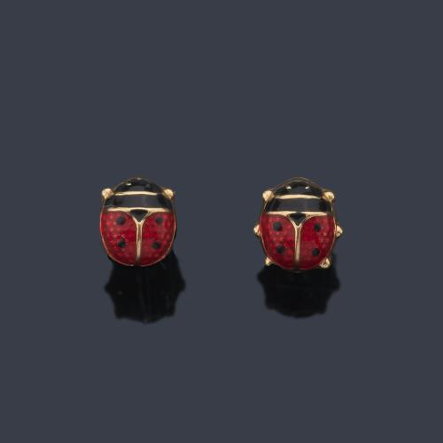  Pendientes de niña con motivo de mariquita en esmalte en montura de oro amarillo de 18K.