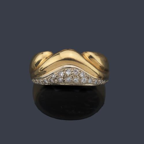  Anillo con detalle en pavé de brillantes y motivo ondulado en oro amarillo de 18K.