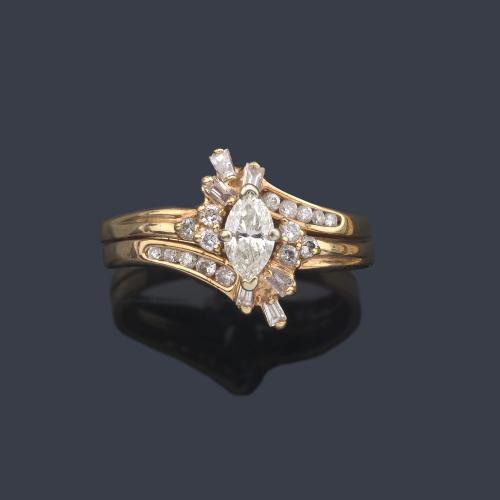 Anillo con diamantes talla marquís, baguette y brillante de aprox. 0,58 ct en total.