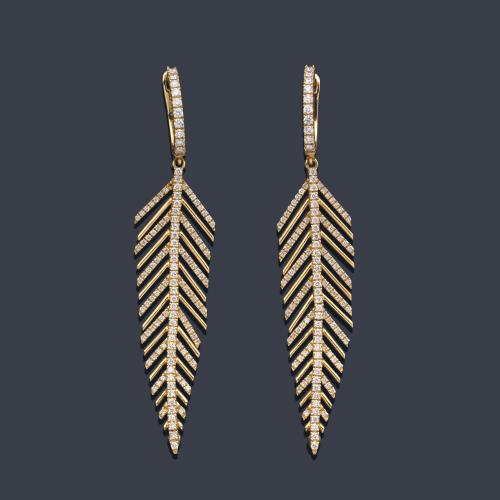  Pendientes largos con diseño de pluma con brillantes de aprox. 0,77 ct en total.