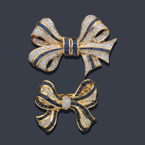 Pareja de broches en forma de lazada con zafiros calibrados y brillantes de aprox. 1,30 ct en total.