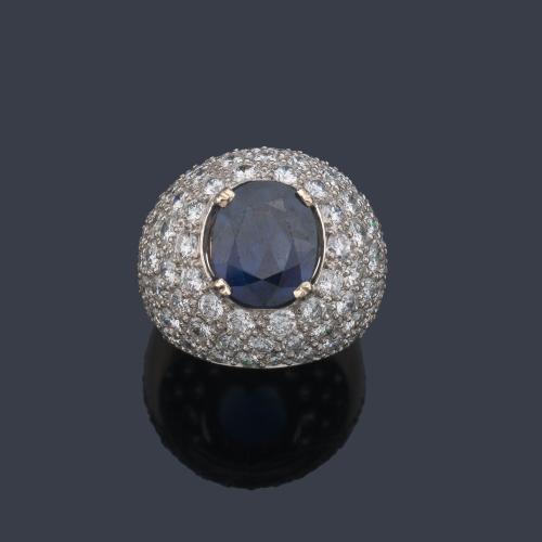  Anillo bombé con zafiro talla oval de 3,62 ct con pavé de brillantes de aprox. 3,10 ct en total.