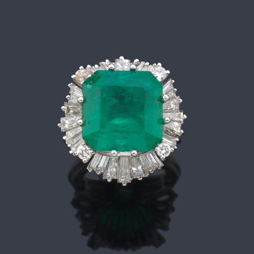  Anillo con esmeralda central de aprox. 8,55 ct con orla tipo bailarina con diamantes talla brillante y trapecio de aprox. 2,40 ct en total.