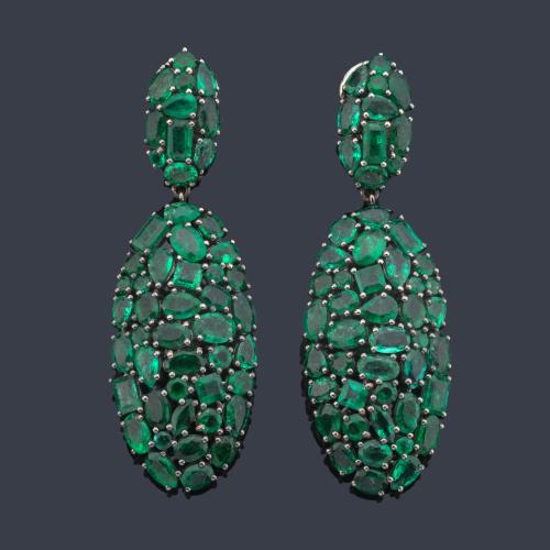 Pendientes largos con cuajado de esmeraldas talla oval, redonda y esmeralda de aprox. 16,84 ct en total.