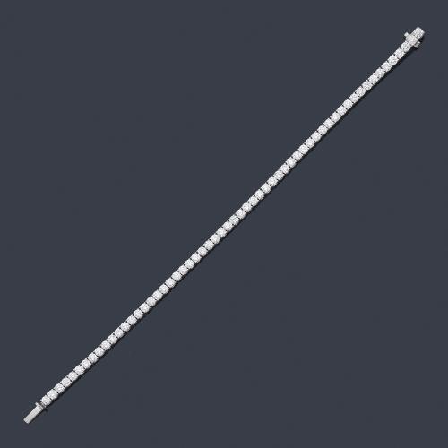  Pulsera rivière con banda de brillantes de aprox. 5,10 ct en total.