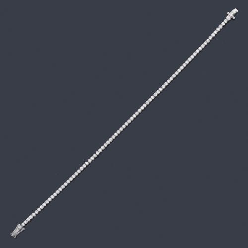  Pulsera riviére con banda de brillantes de aprox. 2,40 ct en total.