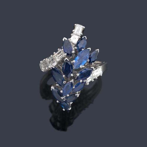  Anillo con zafiros talla marquís con diamantes talla esmeraldas de aprox. 0,84 ct en total.