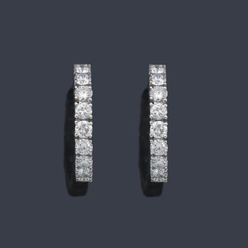 Pendientes tipo criolla con banda de brillantes de aprox. 2,90 ct en total.