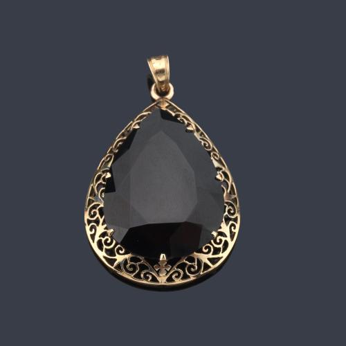 Colgante con granate talla perilla sobre montura con motivos calados de oro amarillo de 18K.