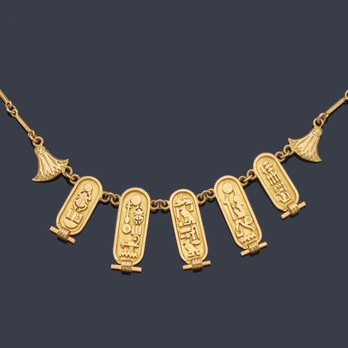 Collar con cinco cartuchos con jeroglificos egipcios en oro amarillo de 18K.