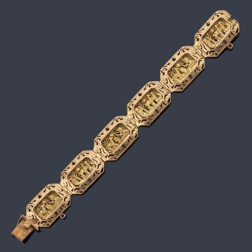 Pulsera con seis placas con escenas cotidianas labrados en oro amarillo de 18K.