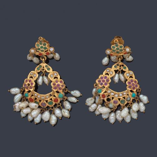 Pendientes populares de la India con diseño calado con perlas de río, con turquesas y rubíes.