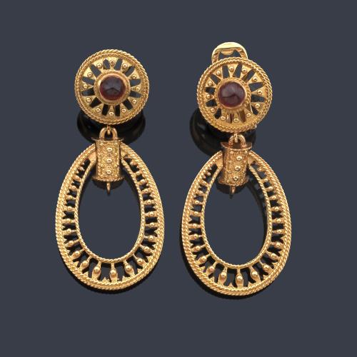 Pendientes largos con motivo superior con gema de color talla cabujón y remate en forma de perilla con motivo calado y decorado con esferillas.
