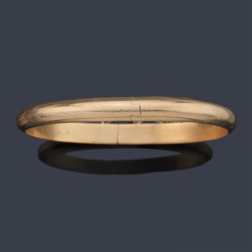 Pulsera rígida de media caña en oro amarillo de 18K.