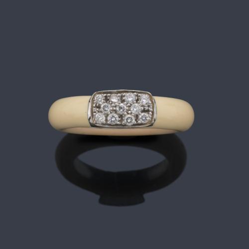  Anillo con motivo en pavé de brillantes en montura de oro blanco de 18K y plata, sobre esmalte color beige.