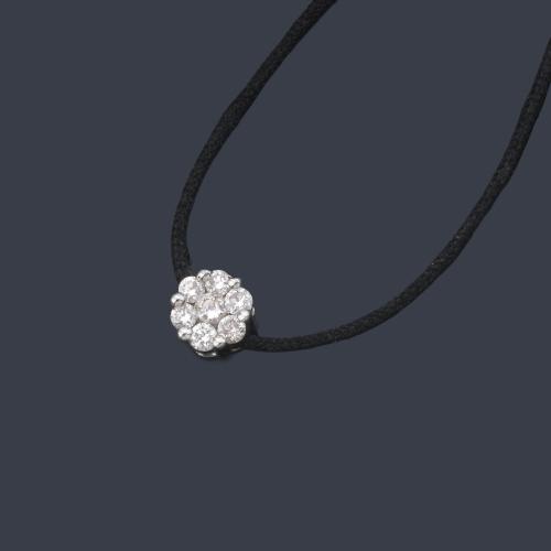 Pulsera realizada en cordón de seda con motivo central de rosetón con brillantes sobre montura de oro blanco de 18K.