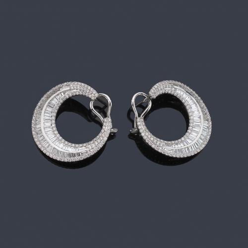  Criollas con doble banda de diamantes talla baguette y brillante de aprox. 2,41 ct en total.