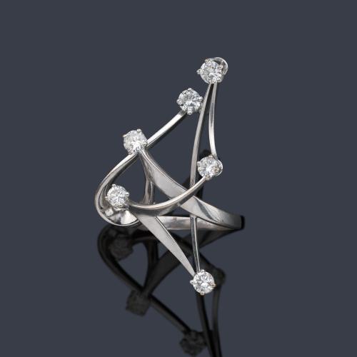  Anillo con diseño abstracto salpicado con brillantes de aprox. 0,60 ct en total.