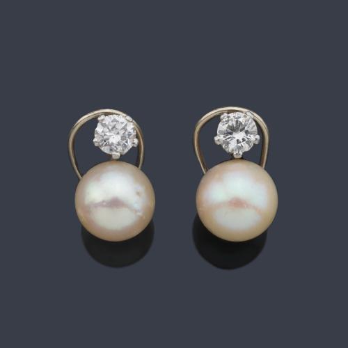 Pendientes 'tu y yo' con pareja de perlas de aprox. 10,31 mm y 10,54 mm con dos brillantes de aprox. 0,90 ct en total.