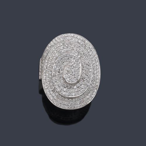  Anillo con diseño ovalado concéntrico con pavé de brillantes de aprox. 3,00 ct en total.